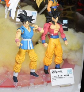 SH Figuarts Super Saiyan 4 Son Goku and alternate color gi Goku at Tamashii Nation 2015